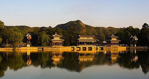 治愈系经营模拟游戏《银河旅店》现已登录Steam平台